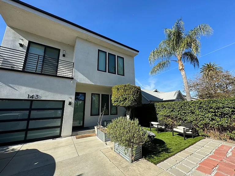 143 N Ardmore Ave — Photo 1