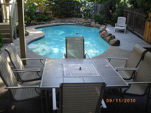 5 minute walk to the lake