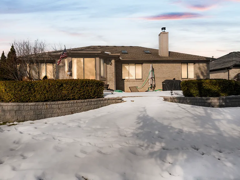 20450 Naves Dr — Photo 3
