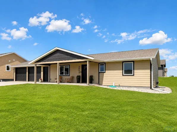 2009 Walnut St, Hull, IA 51239