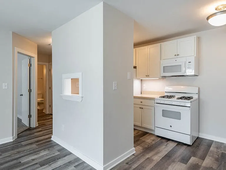 Dolphin Square Apartments — Photo 20
