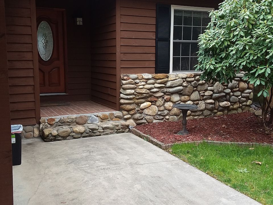 1st image of 933 Henry Dingus Way