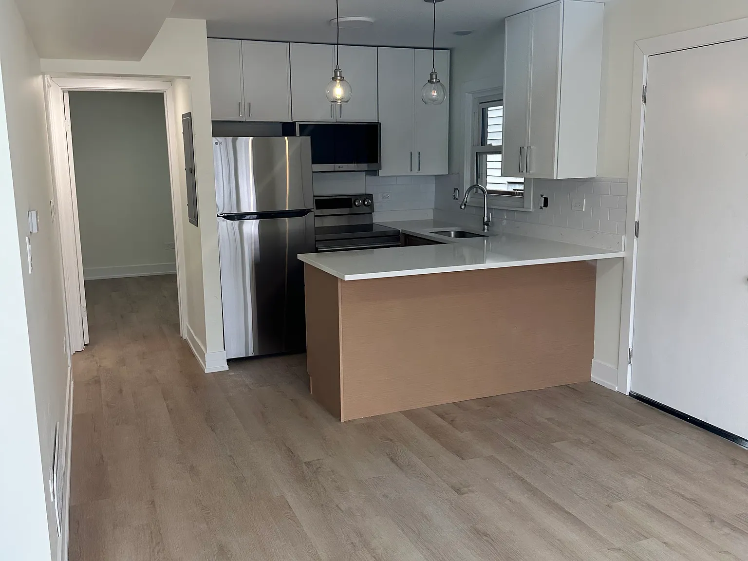 2 bed, 900 sqft, $2,200 — Photo 2