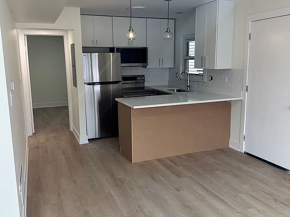 2nd image of 6123 N Ravenswood Ave