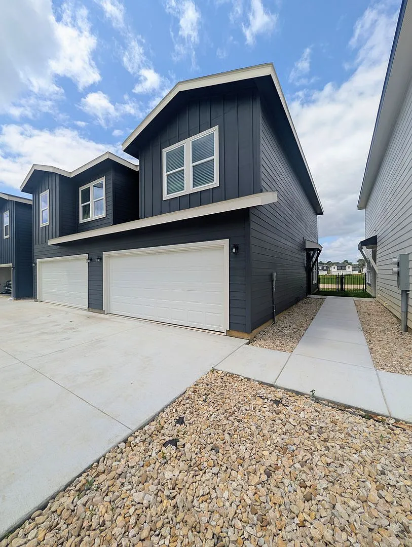 Brand New Duplex in New East Parks Community — Photo 2