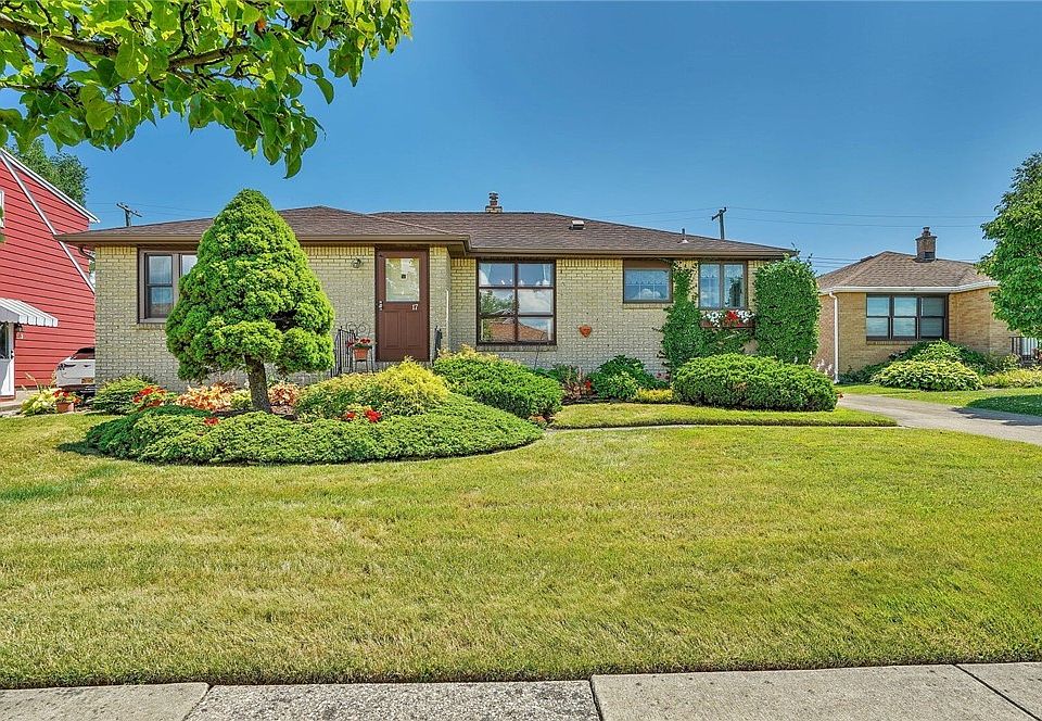 1st image of 17 Nadine Dr