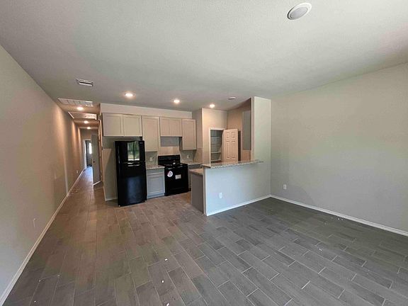 4th image of 410 E Avenue H