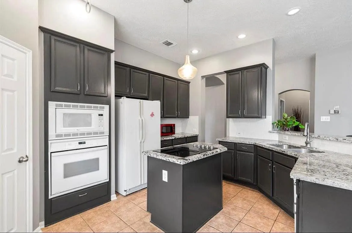 3 bed, 2.0 bath, 2158 sqft, $2,450 — Photo 3