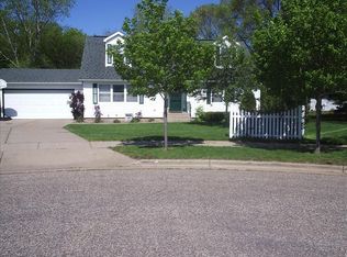 1602 Sierra South Dr, Eau Claire, WI 54701