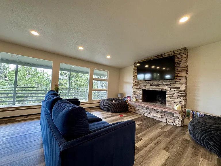 11922 Hillcrest Rd — Photo 3