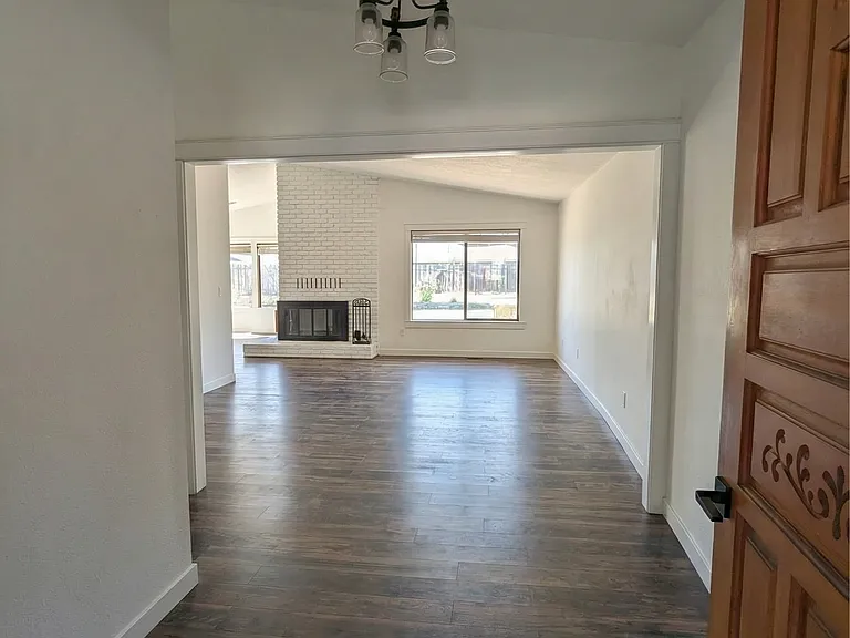 725 W Division Ave — Photo 3