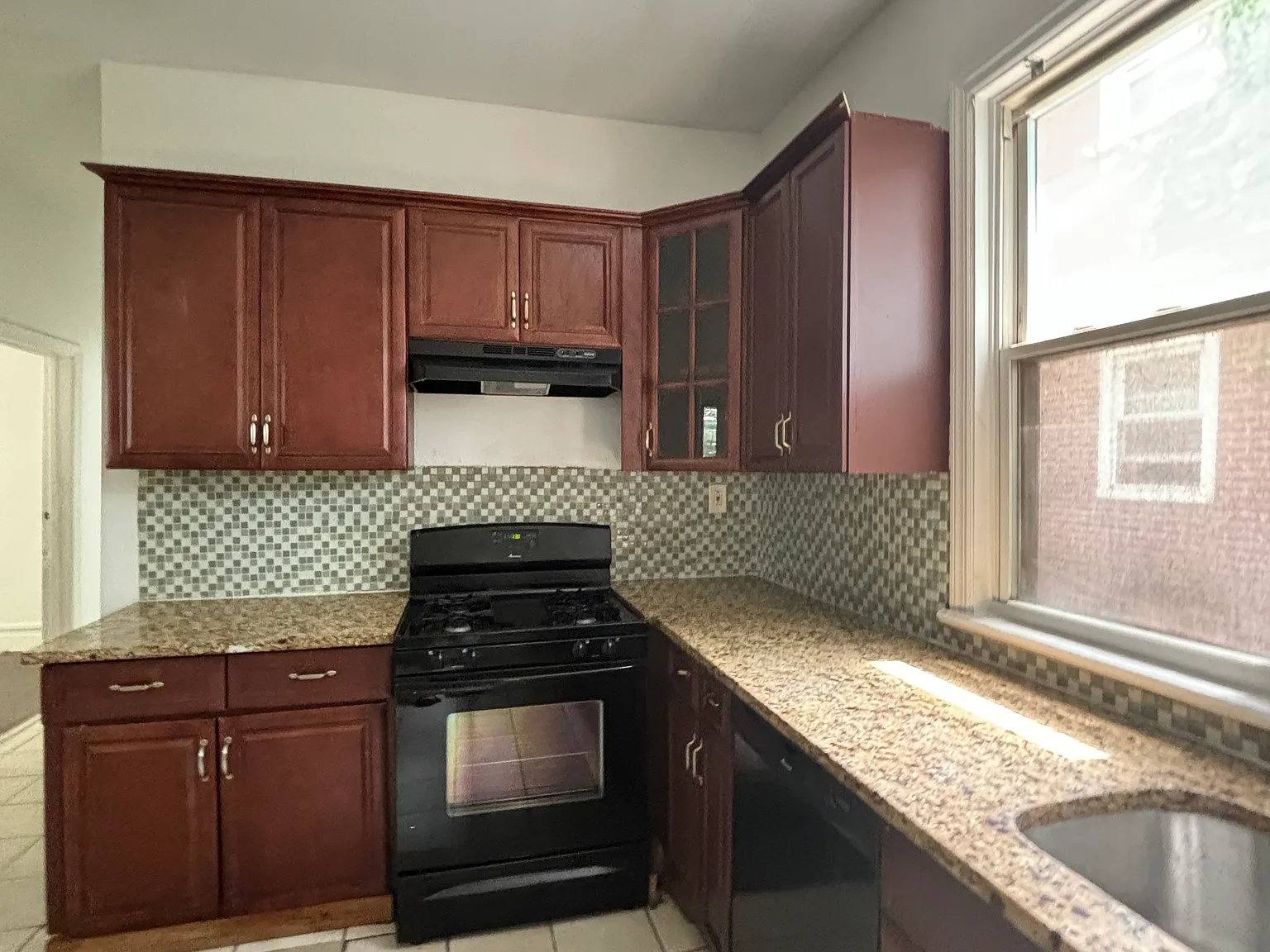 4 bed, 1200 sqft, $2,200 — Photo 2