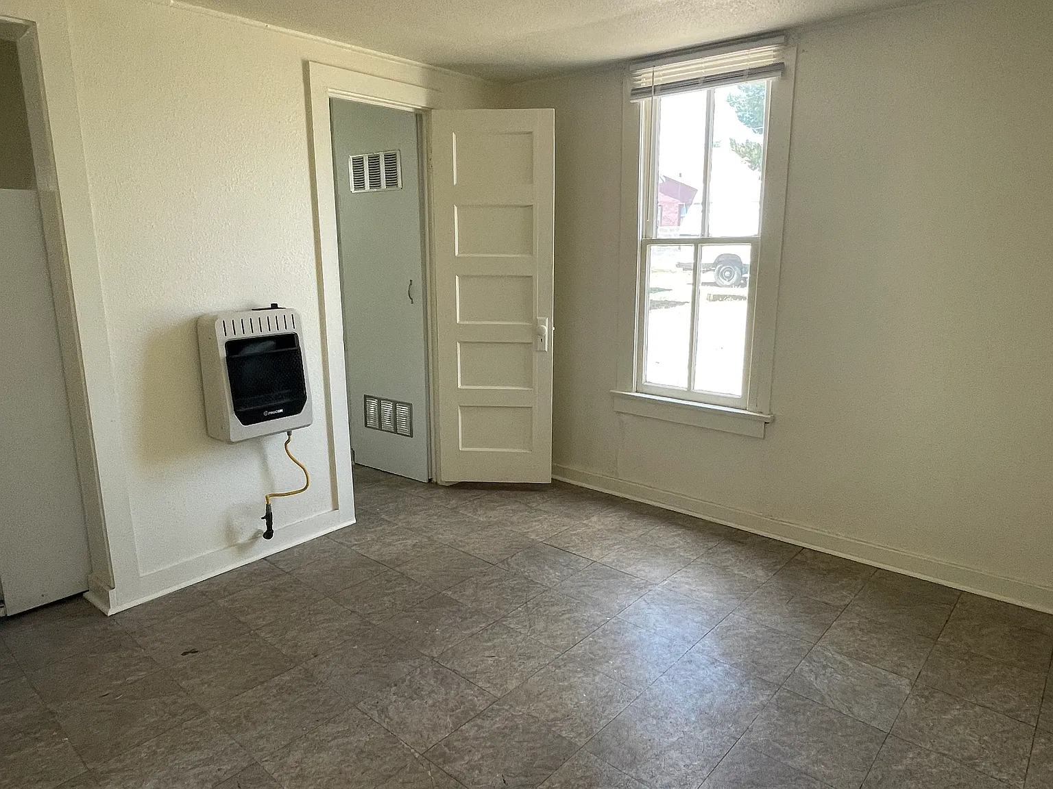 1 bed, 836 sqft, $650 — Photo 3