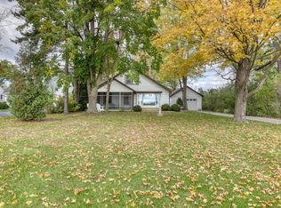 37640 Valley Rd, Oconomowoc, WI 53066