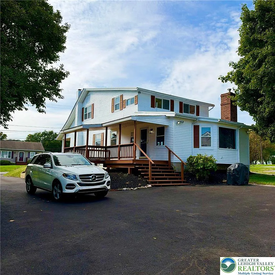 4 bed, 2.0 bath, 2100 sqft, $3,000 — Photo 3