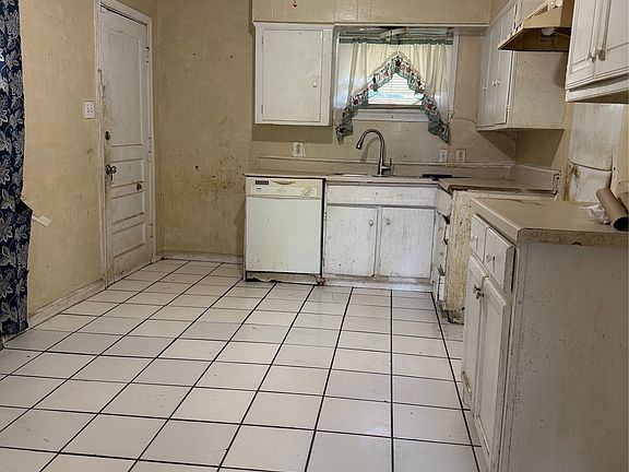 3rd image of 503 E Ridgewood Dr