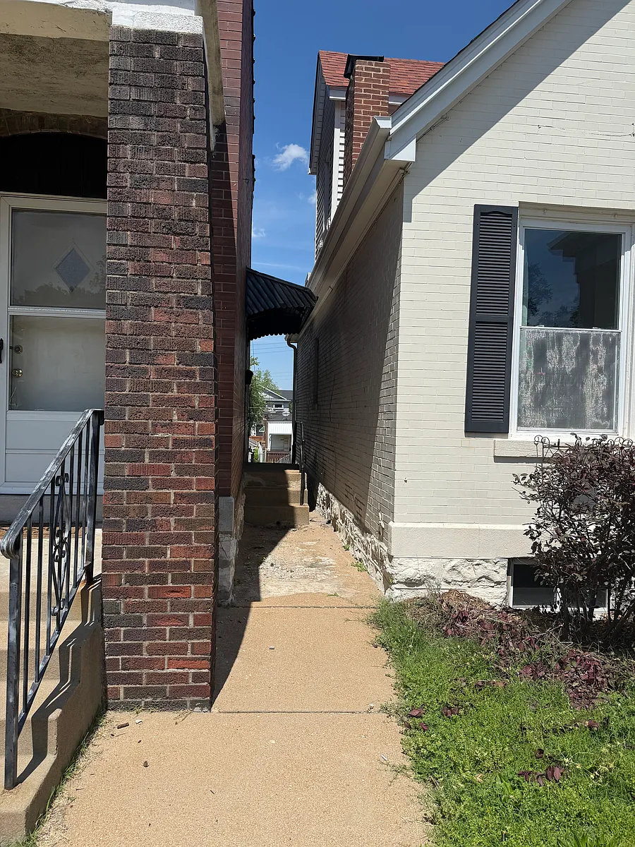 Building Photo - 5527 Columbia Ave #2