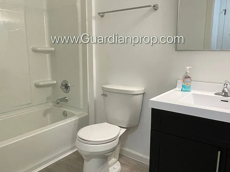 627 Polk St NE #6 — Photo 8