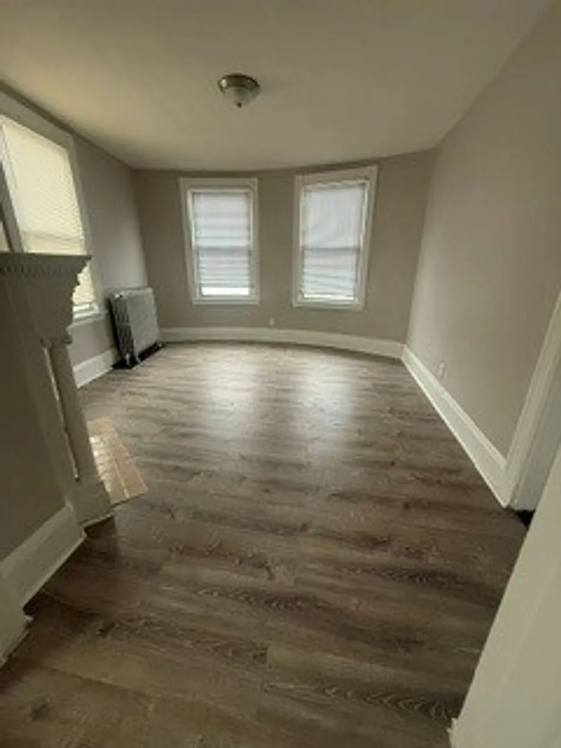 Spacious 1bedroom unit with large living room — Photo 4