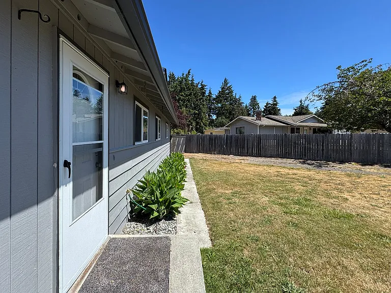 100 W Robert Pl — Photo 6
