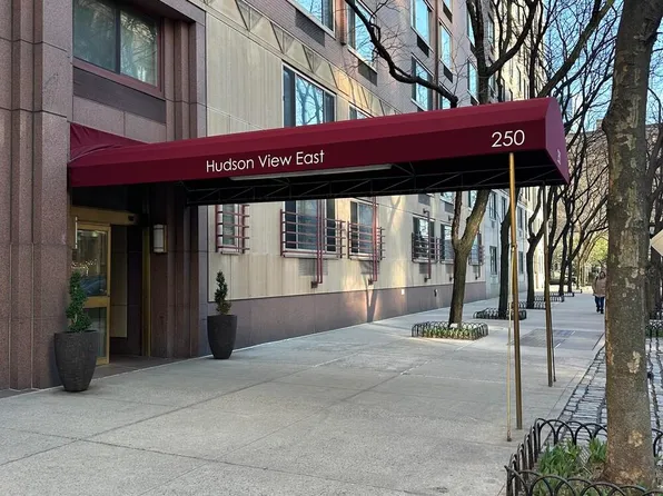 250 South End Avenue image 15 of 20