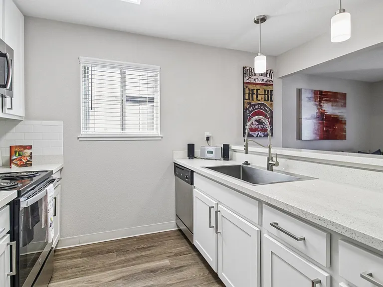Terra House Apartments — Photo 2