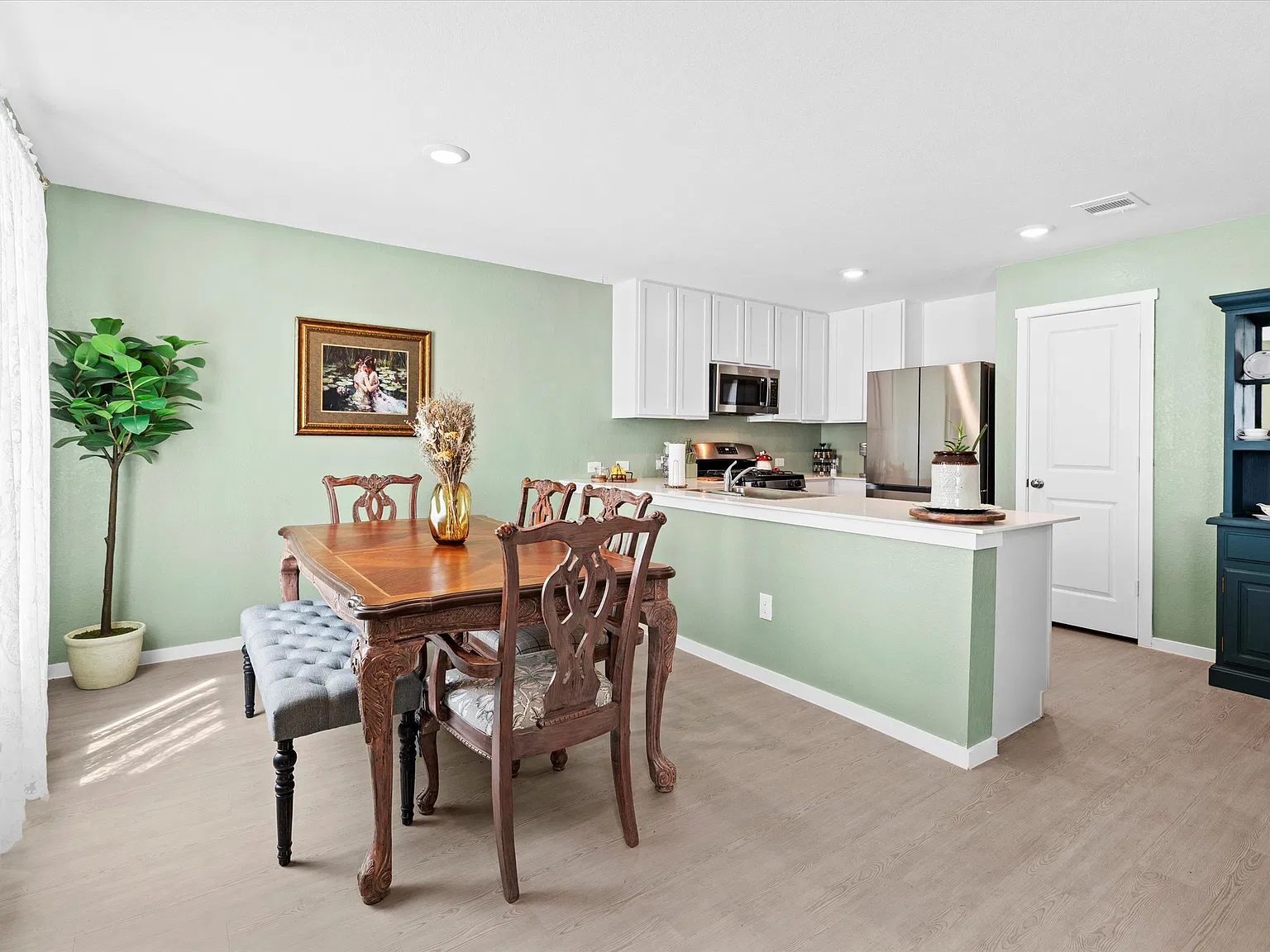 Spacious 4-Bed Home with Fenced Yard in New Braunfels Modern Comforts & Community Perks — Photo 2