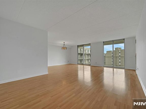 4th image of 1077 River Road #1009