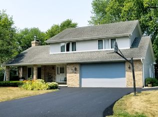 106 Palisades Ln, Oakwood Hills, IL 60013