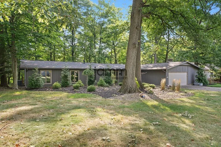 Stunning 3-bedroom 2.5-bathroom in Strongsville!! — Photo 2
