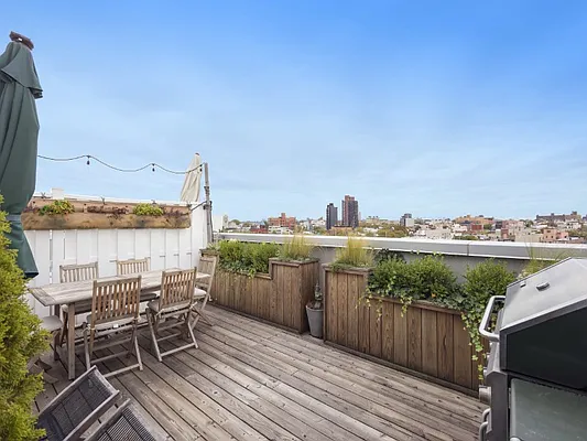 Sold by Sotheby's International Realty | media 4