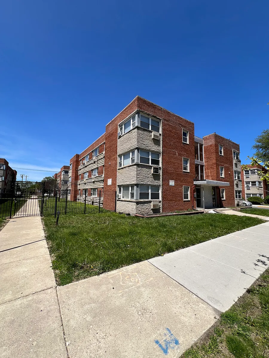 Photo 2 of 16 - 2401 W Balmoral Ave #2C - Chicago, IL Building Photo - 2401 W Balmoral Ave #2C