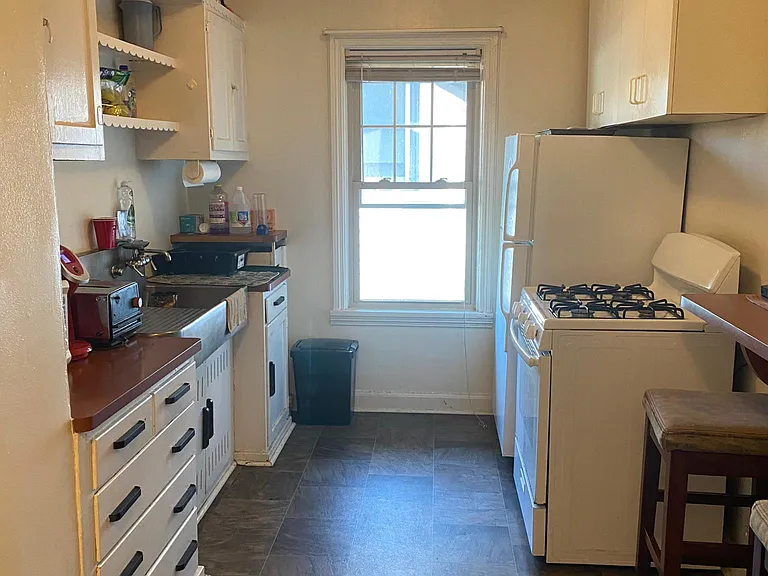 2405 E Locust St #5 — Photo 2