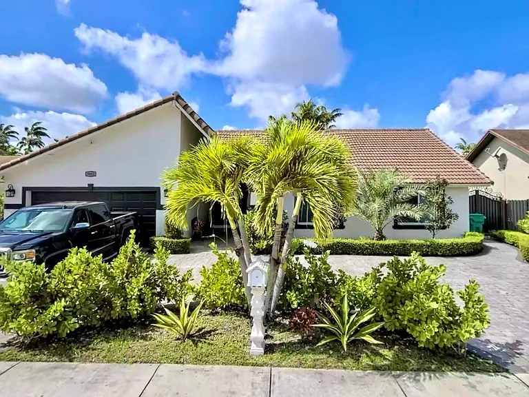 9432 SW 127th Ave — Photo 1