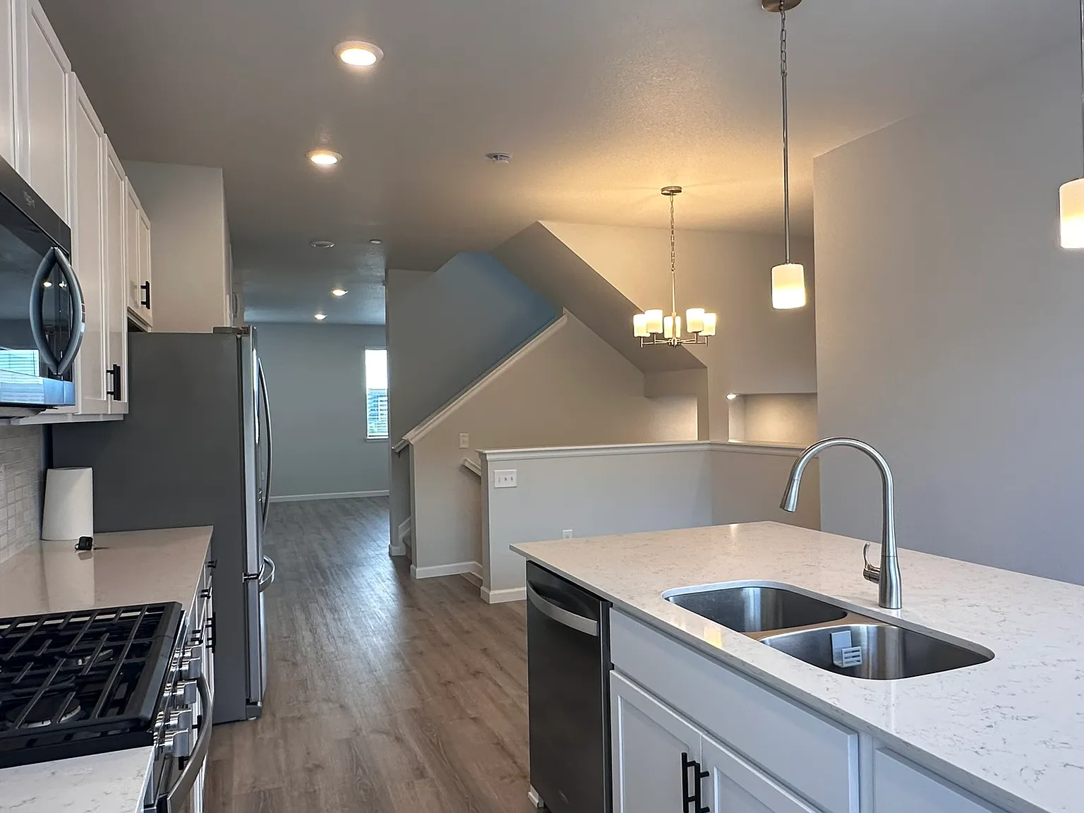 4 bed, 3.5 bath, 1910 sqft, $3,100 — Photo 1