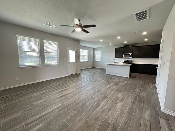 4th image of 218 Boxwood Dr