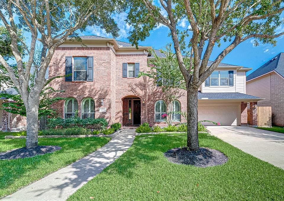 Beautiful David Powers home in the heart of Firethorne! The home has been meticulously maintained and is ready for you to move in!
