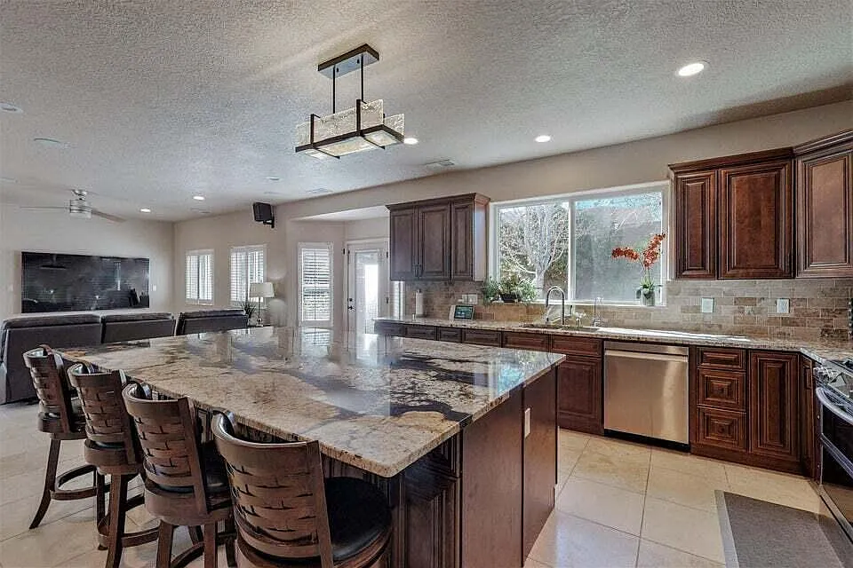 4 bed, 3.0 bath, 3000 sqft, $4,200 — Photo 2