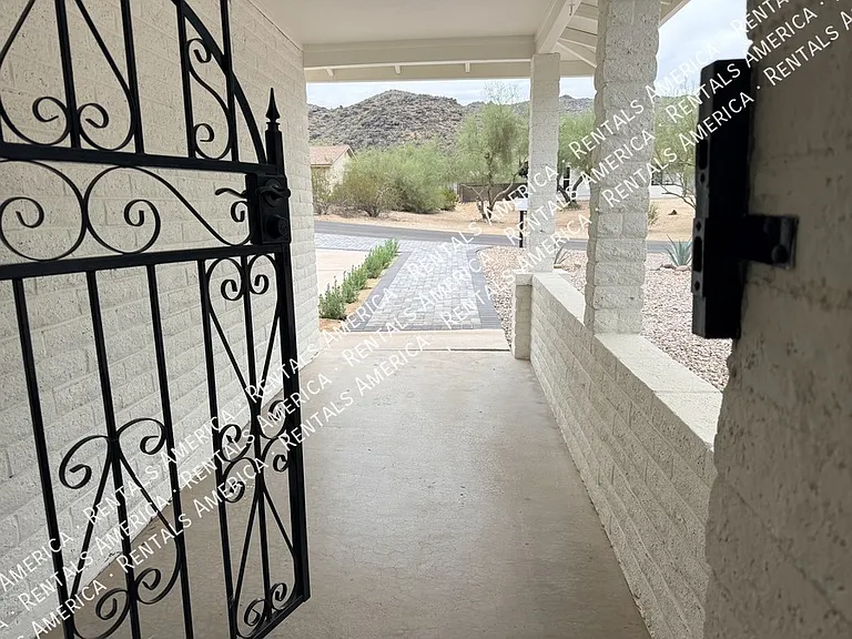 1704 E Pickrell Dr — Photo 2
