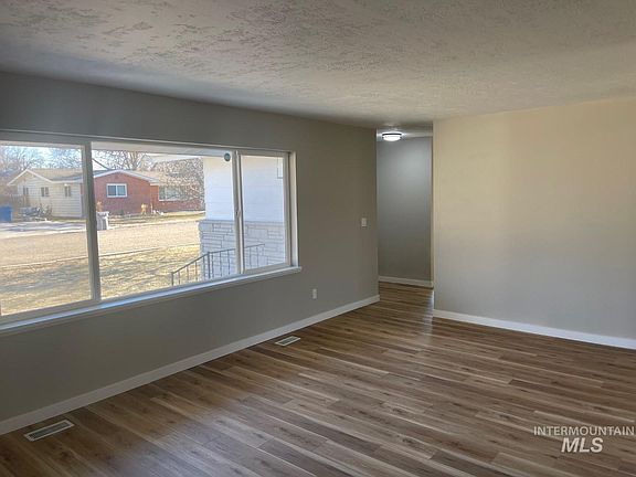4th image of 2402 Windsor Dr