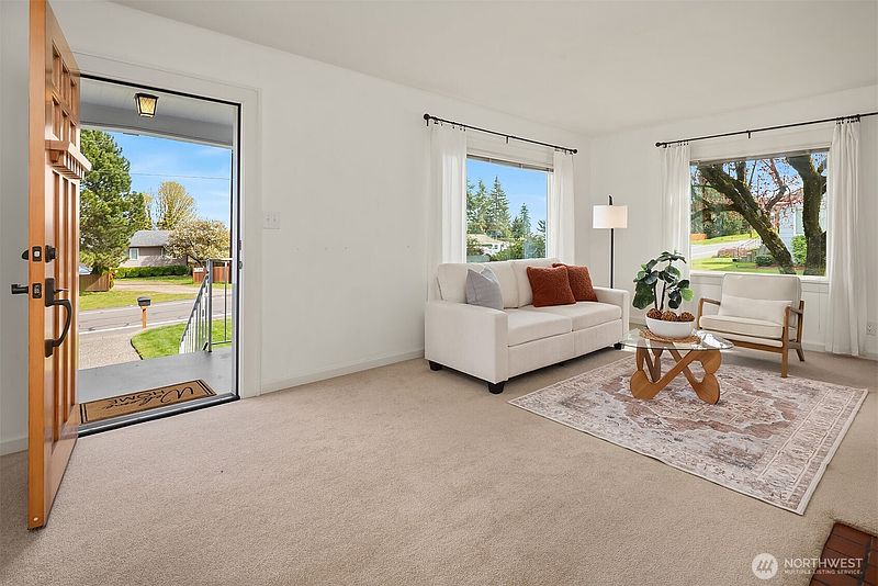 4th image of 5810 Commercial Avenue