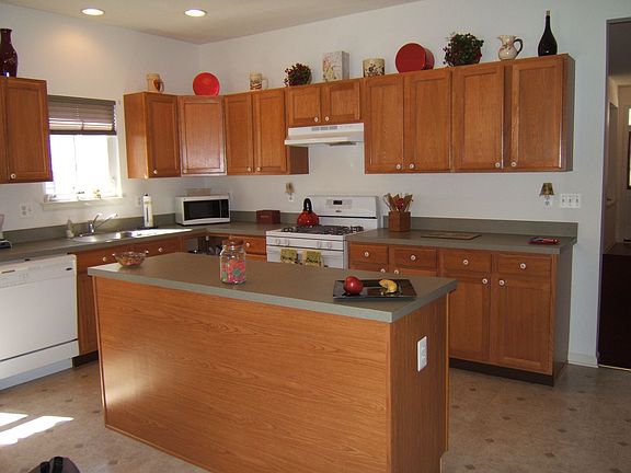 kitchen w center island
