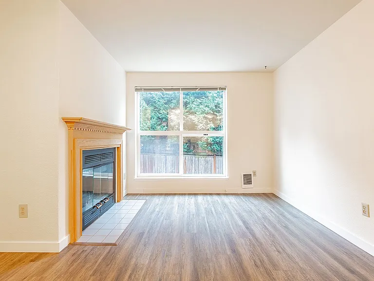 Francis Ave Apartments — Photo 3