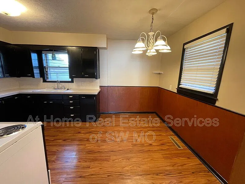 3 bed, 1.0 bath, 1498 sqft, $1,280 — Photo 3