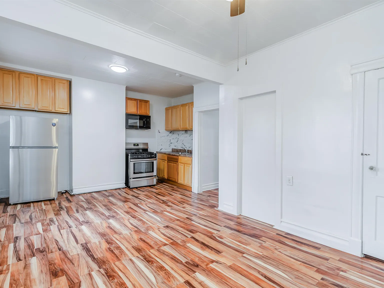 3 bed, 1.0 bath, 1000 sqft, $2,300 — Photo 2