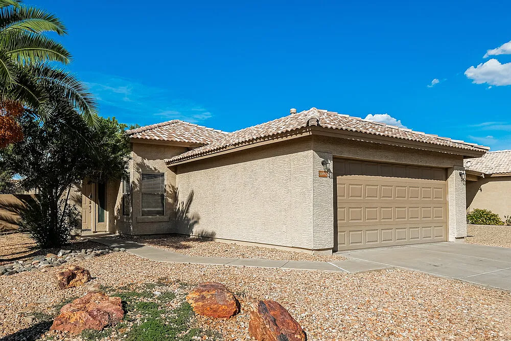 3 bed, 2.0 bath, 1240 sqft, $1,915 — Photo 3