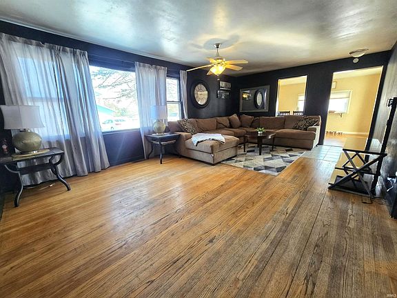 3rd image of 230 E Chestnut St