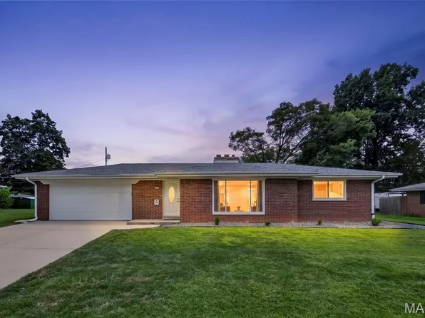 34 Chadwick Dr, Belleville, IL 62223