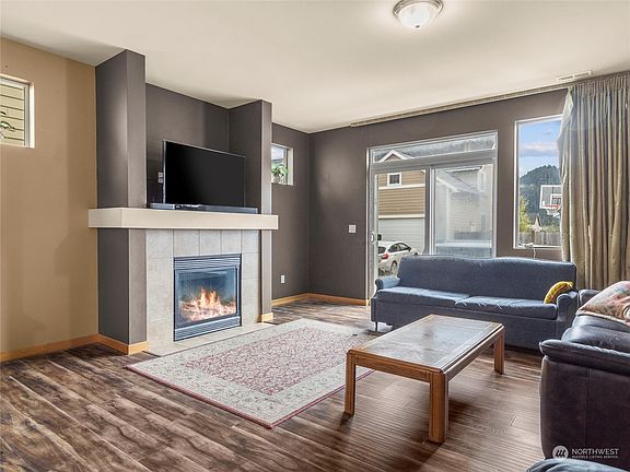3rd image of 256 Petersen Drive E