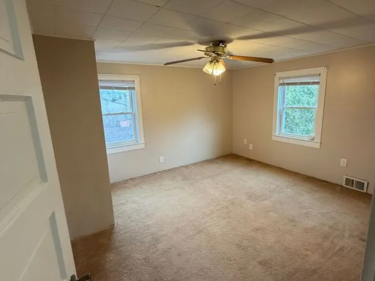 20 N Pine St — Photo 2